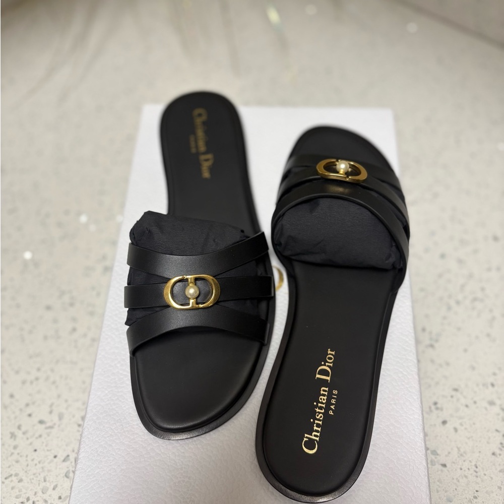 Dior 30M Slide
Black Calfskin
Reference: KCO520CFY_S900